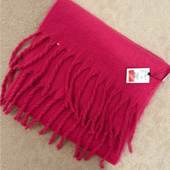 FREE SCARF - Picture 2 of 3